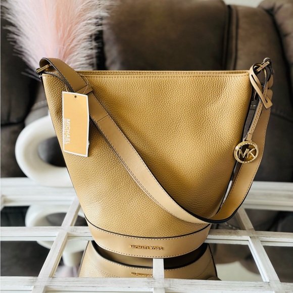 π MICHAEL KORS shoulder/crossbody leather bag. Retail $298 - Picture 1 of 8